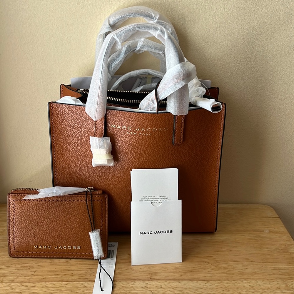 MARC JACOBSMini Pebbled Tote & wallet
